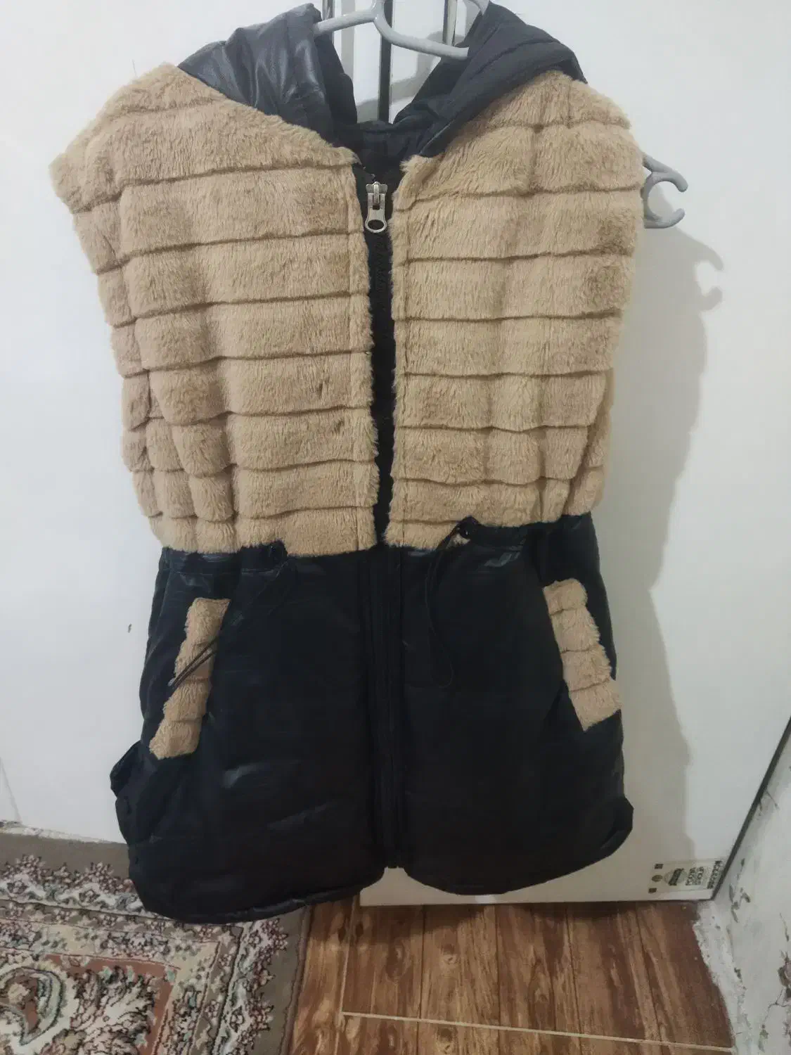 تعدادی لباس مجلسی|لباس|سرخنکلاته, |دیوار