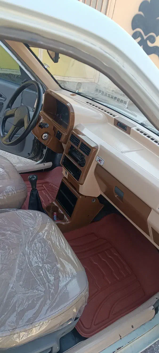 هاچ بک کره ای داخل کرم قهوه ای|خودرو سواری و وانت|زاهدان, |دیوار