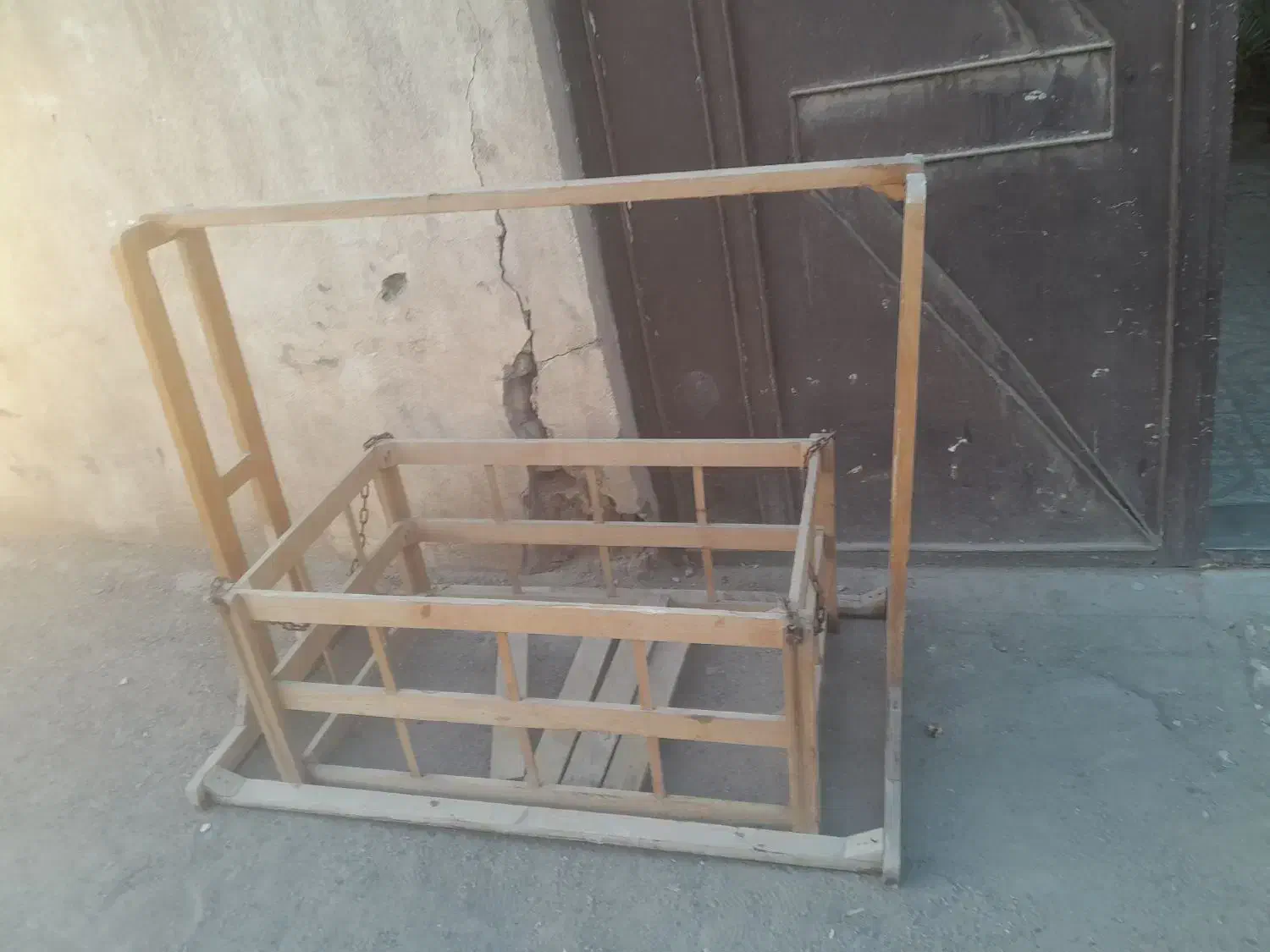 گهواره دست ساز با چوب قدیمی|تخت و صندلی بچه|سیرجان, |دیوار