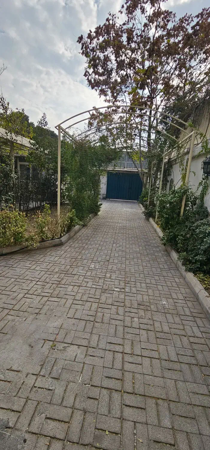 ۵۰۰متر بنا با ۳۰۰متر حیاط دربست پارک هنرمندان