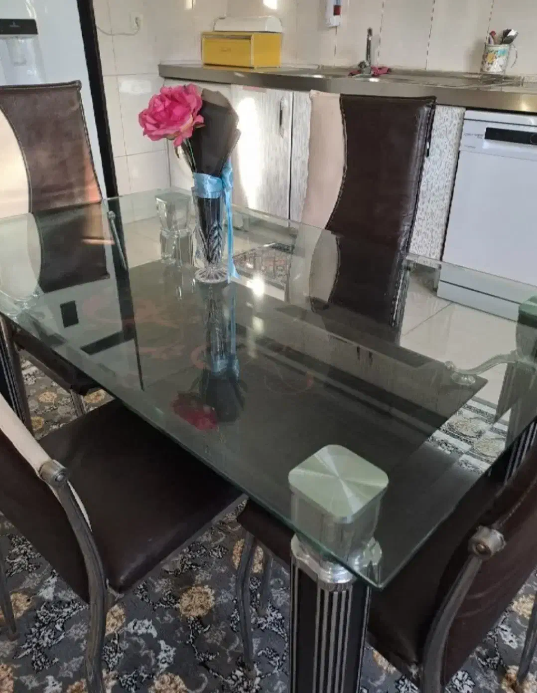 میز نهارخوری ۴نفره صندلیها چرم درحد نو|میز و صندلی غذاخوری|ابریشم, |دیوار