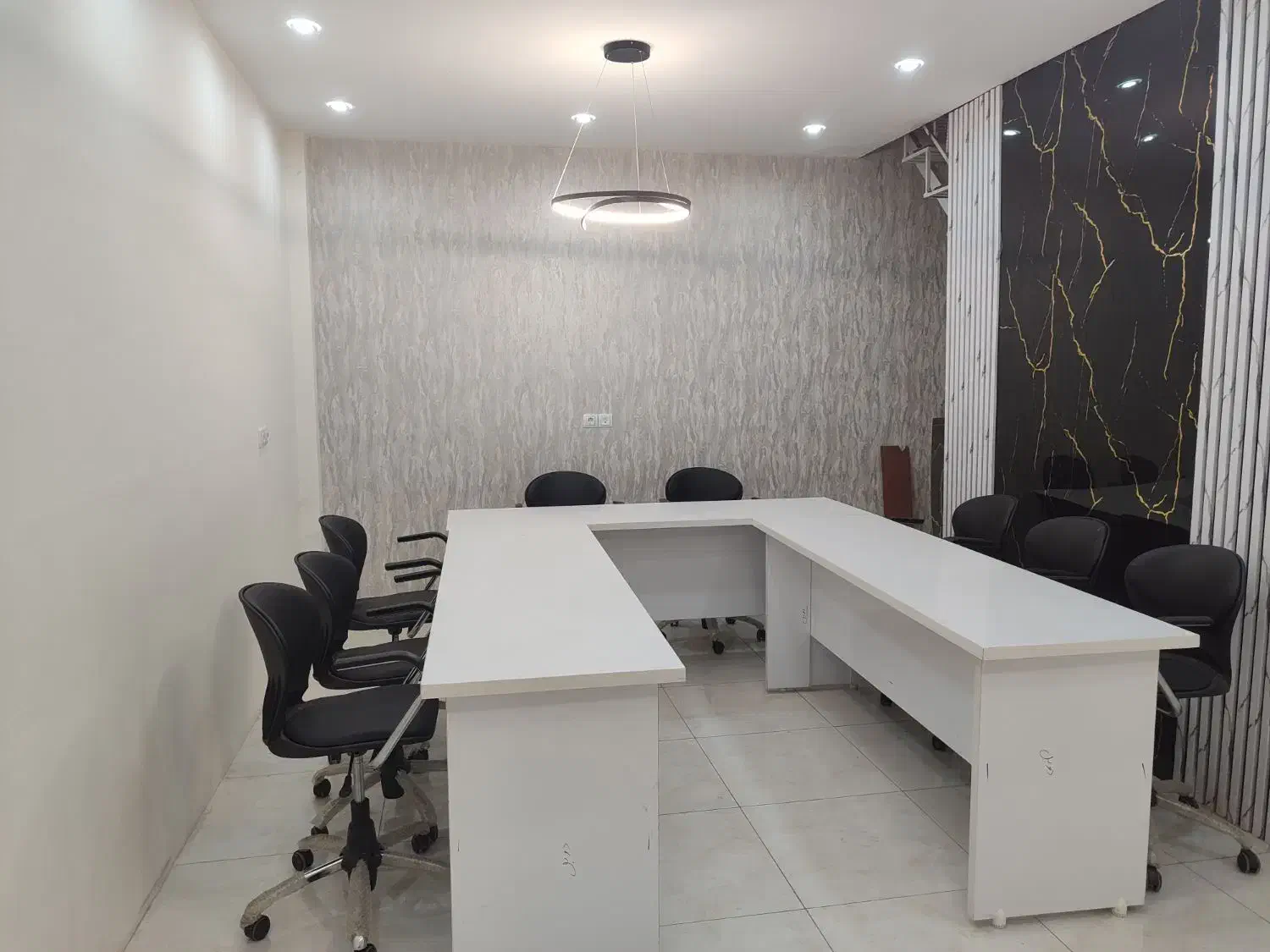 میز کنفرانس و هشت عدد صندلی چرخ دار|دفتر کار|اهواز, گلستان|دیوار