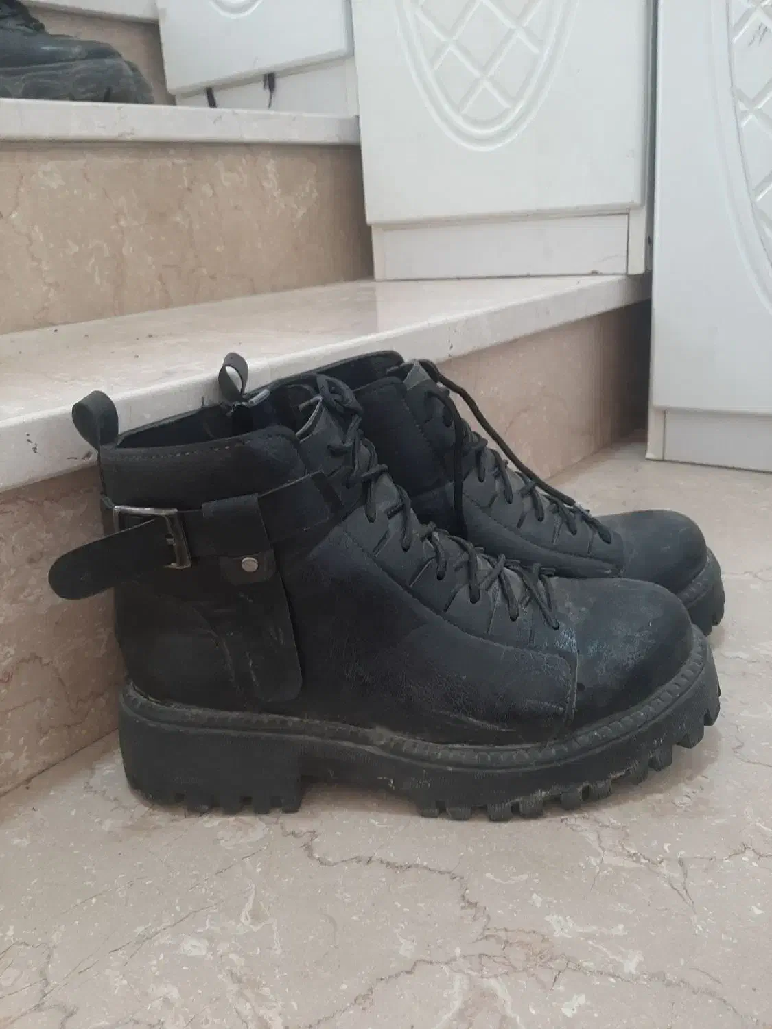 کفش|کیف، کفش، کمربند|ایوان, |دیوار