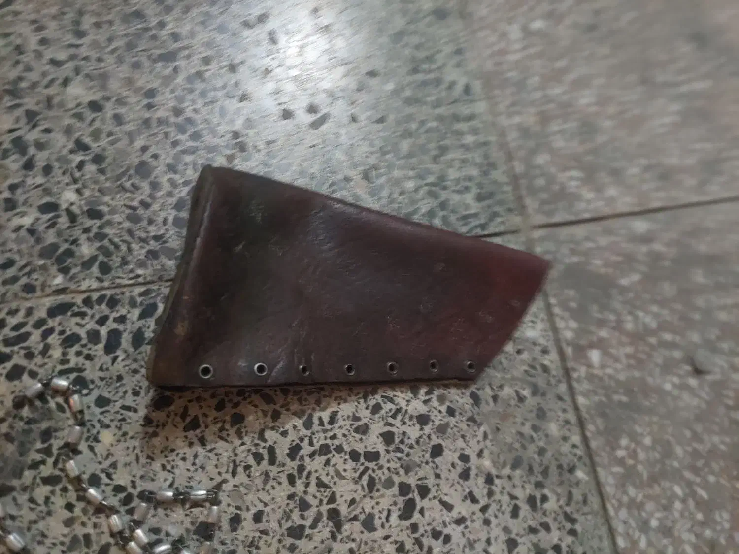 قنداق اسلحه شکاری بسیار قدیمیجای ۵ عدید گلوله هم|کوهنوردی و کمپینگ|صدرا-فارس, فاز ۱|دیوار