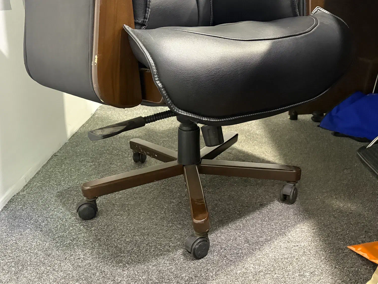 صندلی مدیریتی|مبلمان اداری|رشت, معلم|دیوار