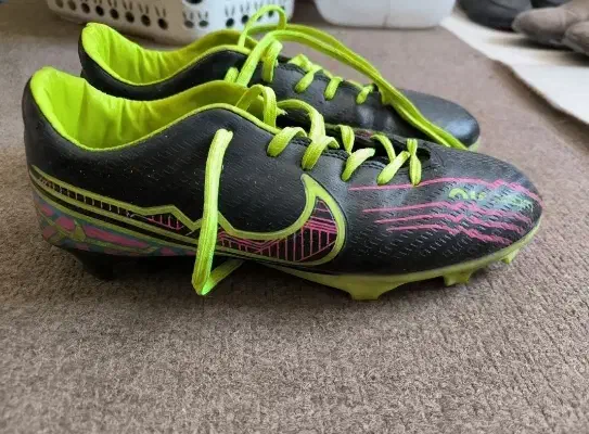 کفش چمن|کیف، کفش، کمربند|شیراز, لشکری‎|دیوار