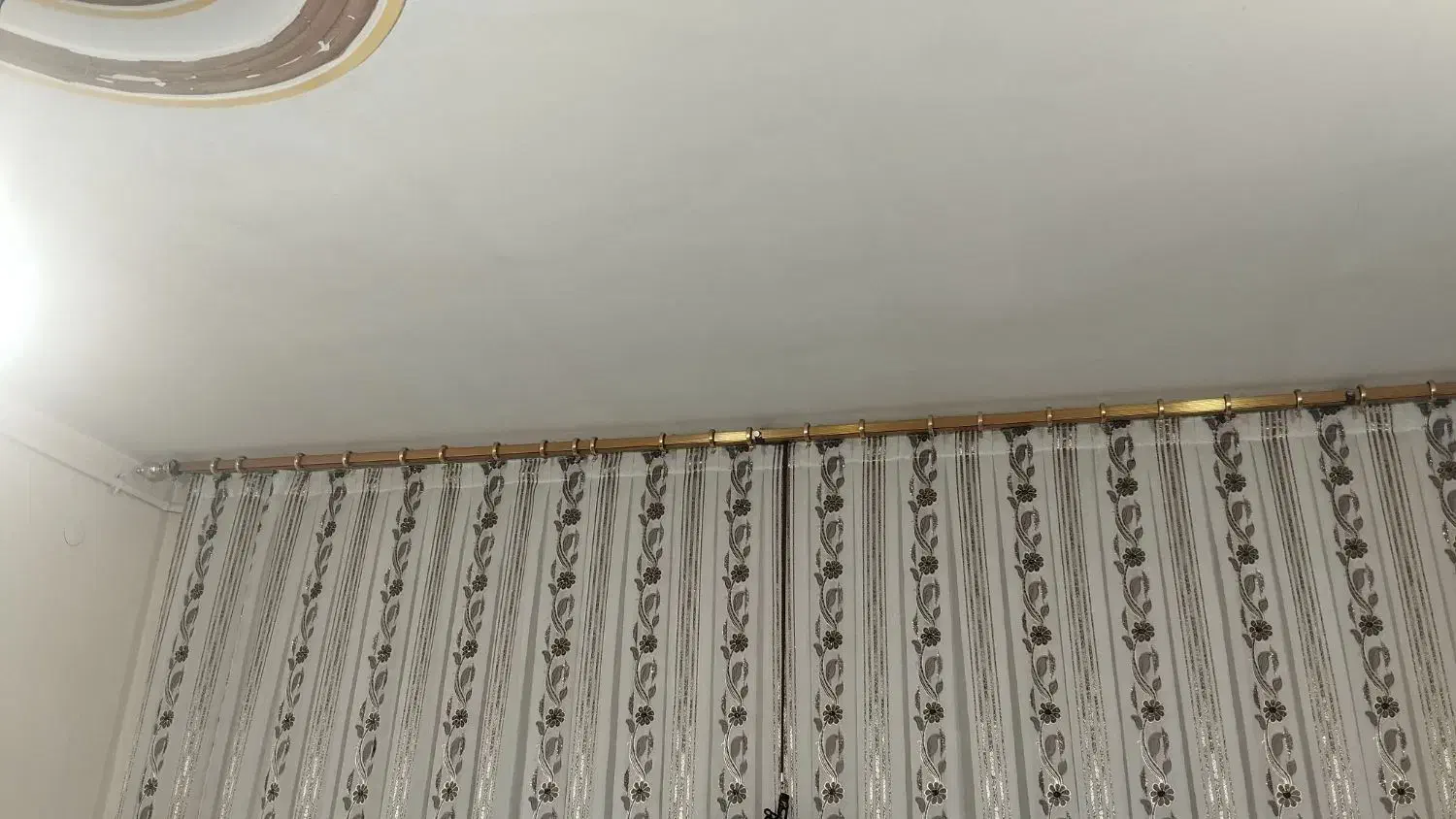 چوب پرده طلایی (صحنه)|پرده، رانر، رومیزی|صحنه, |دیوار