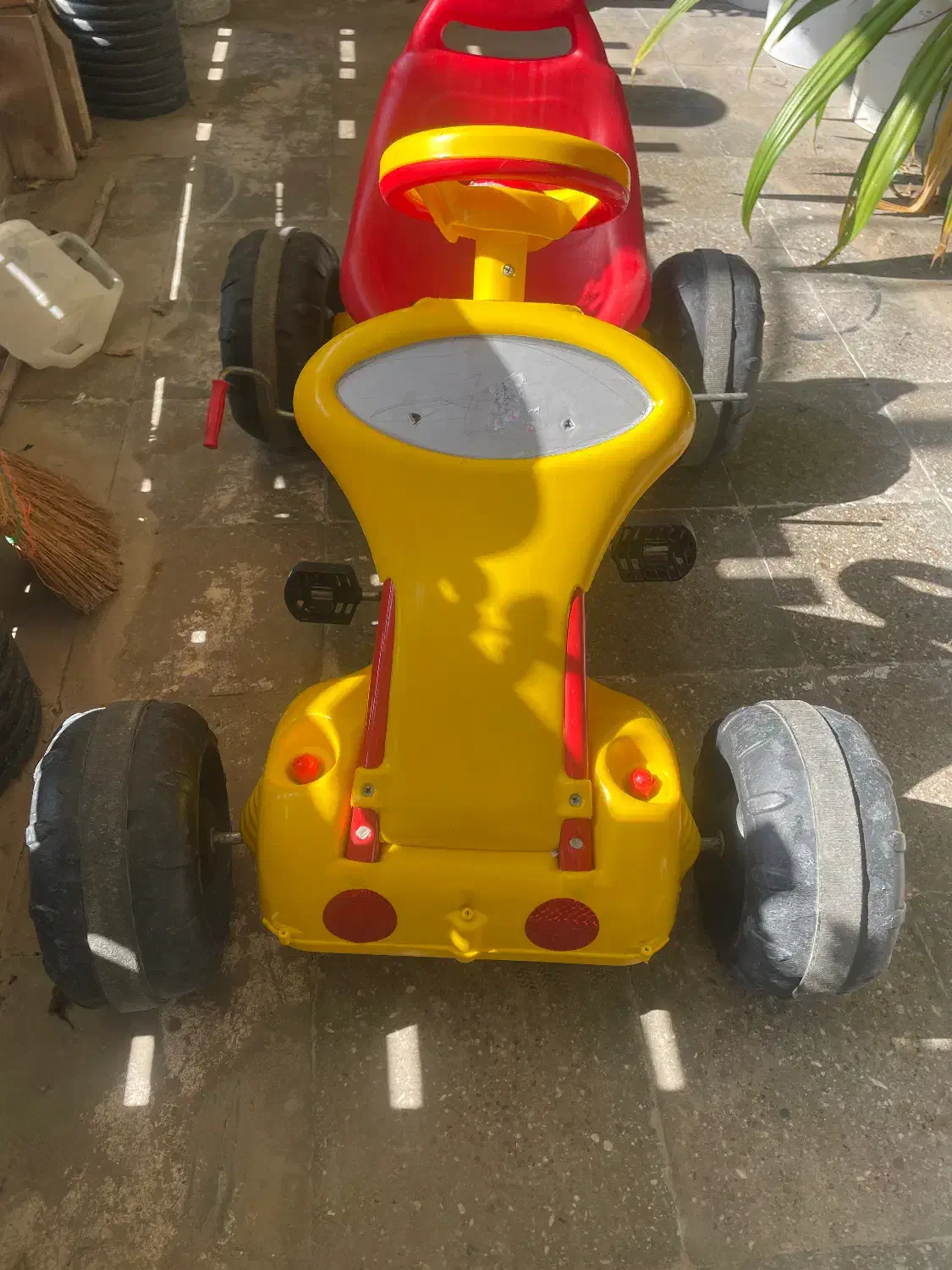 چهار چرخ  کودک|اسباب‌‌بازی|کنارک, |دیوار