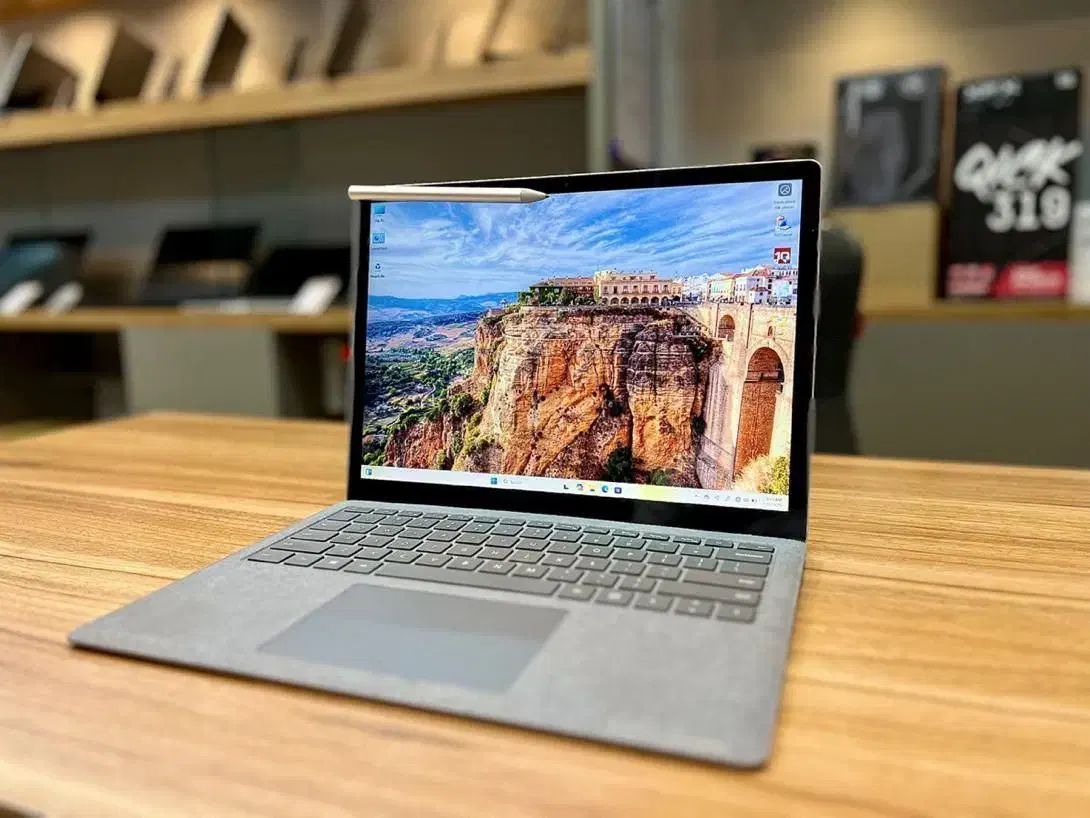 لپتاپ دانشجویی با صفحه خیره کننده و باتری محشر|رایانه همراه|کاشان, شریعتی|دیوار