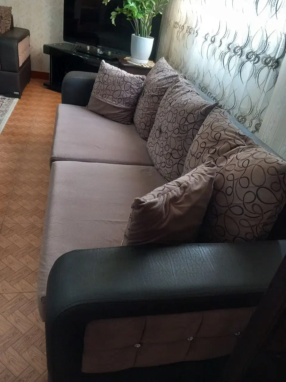 مبل ۷ نفره چرم و پارچه تمیز|مبلمان خانگی و میز عسلی|رشت, فلسطین|دیوار
