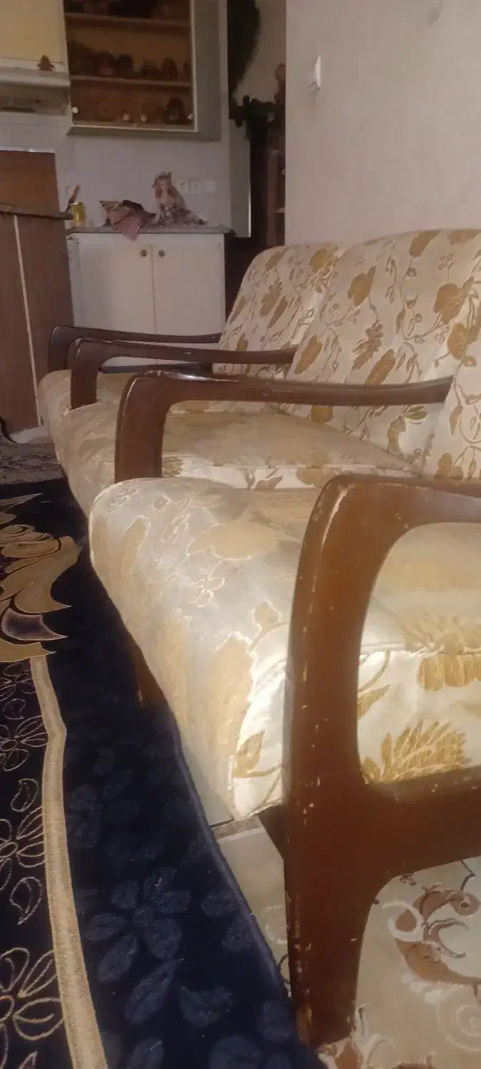 مبل ۷نفره و یک میز شیشه وسط و سه میز پذیرایی|مبلمان خانگی و میز عسلی|صدرا-فارس, فاز ۱|دیوار