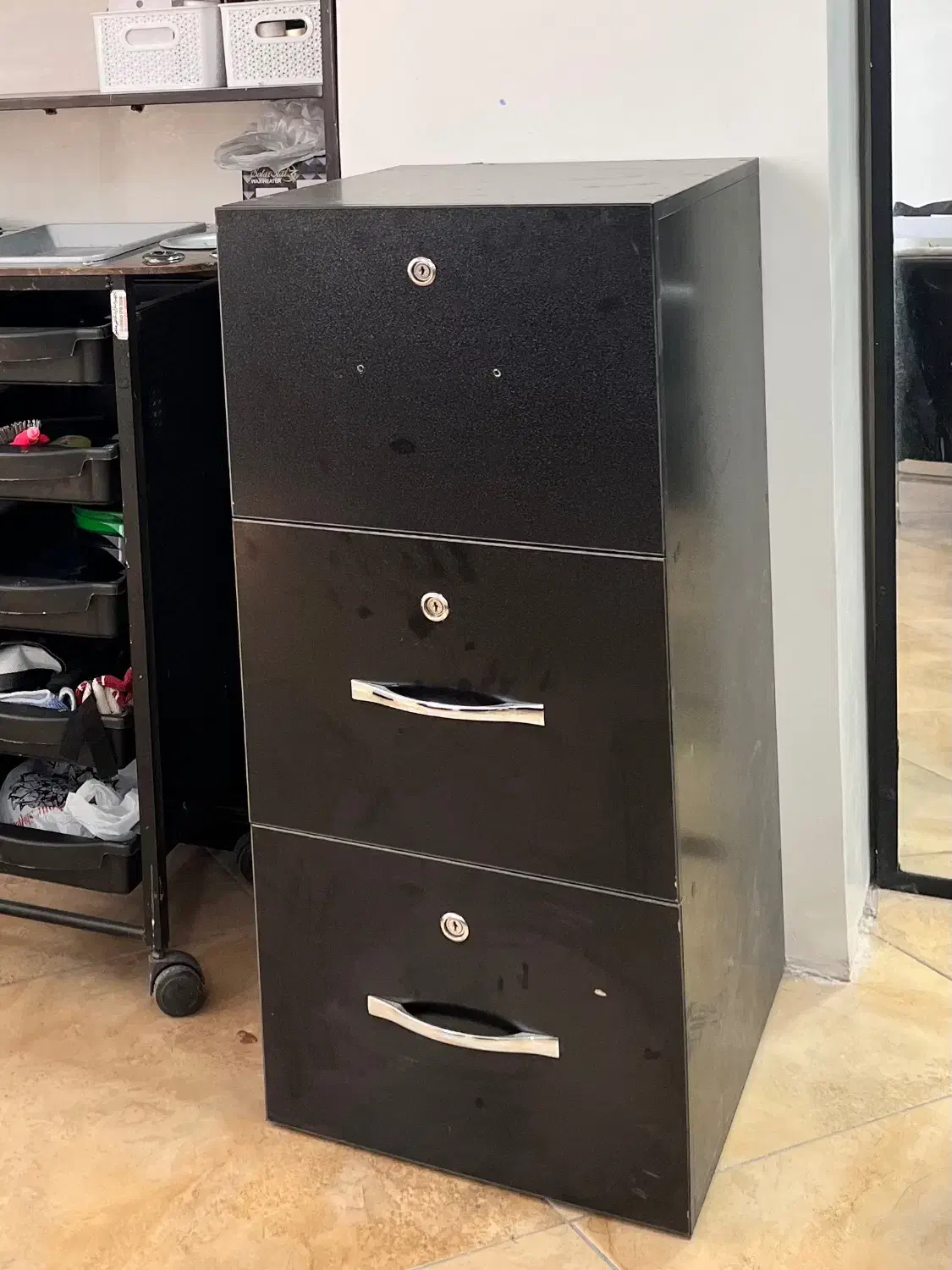 وسایل سالن زیبایی|آرایشگاه و سالن‌های زیبایی|اراک, |دیوار