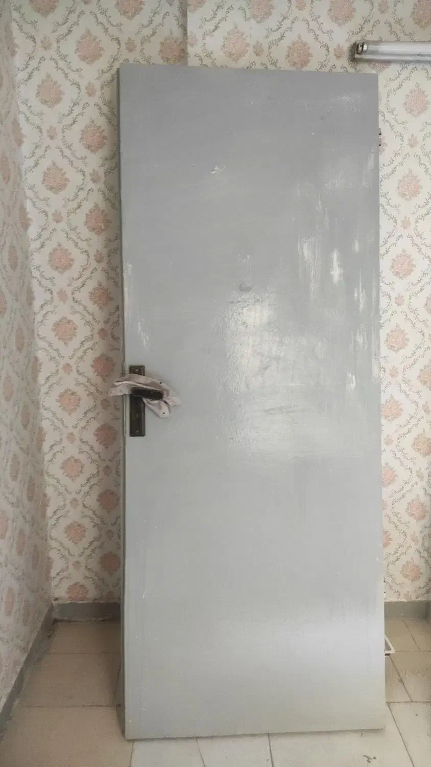 سنگ روشویی و درب چوبی اتاق|لوازم سرویس بهداشتی|مشکین‌دشت, |دیوار