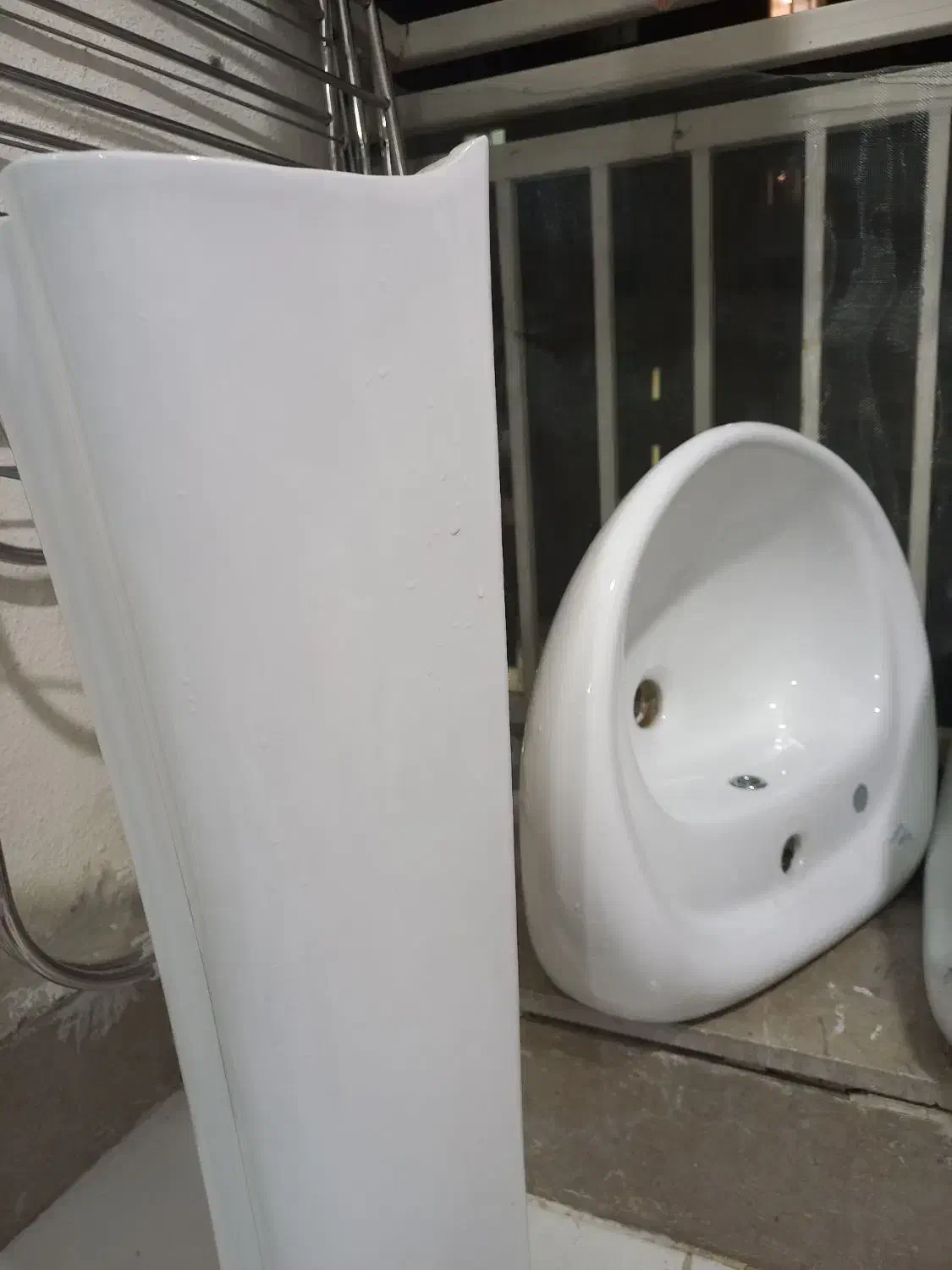 روشویی پایه بلند|لوازم سرویس بهداشتی|صدرا-فارس, فاز ۱|دیوار