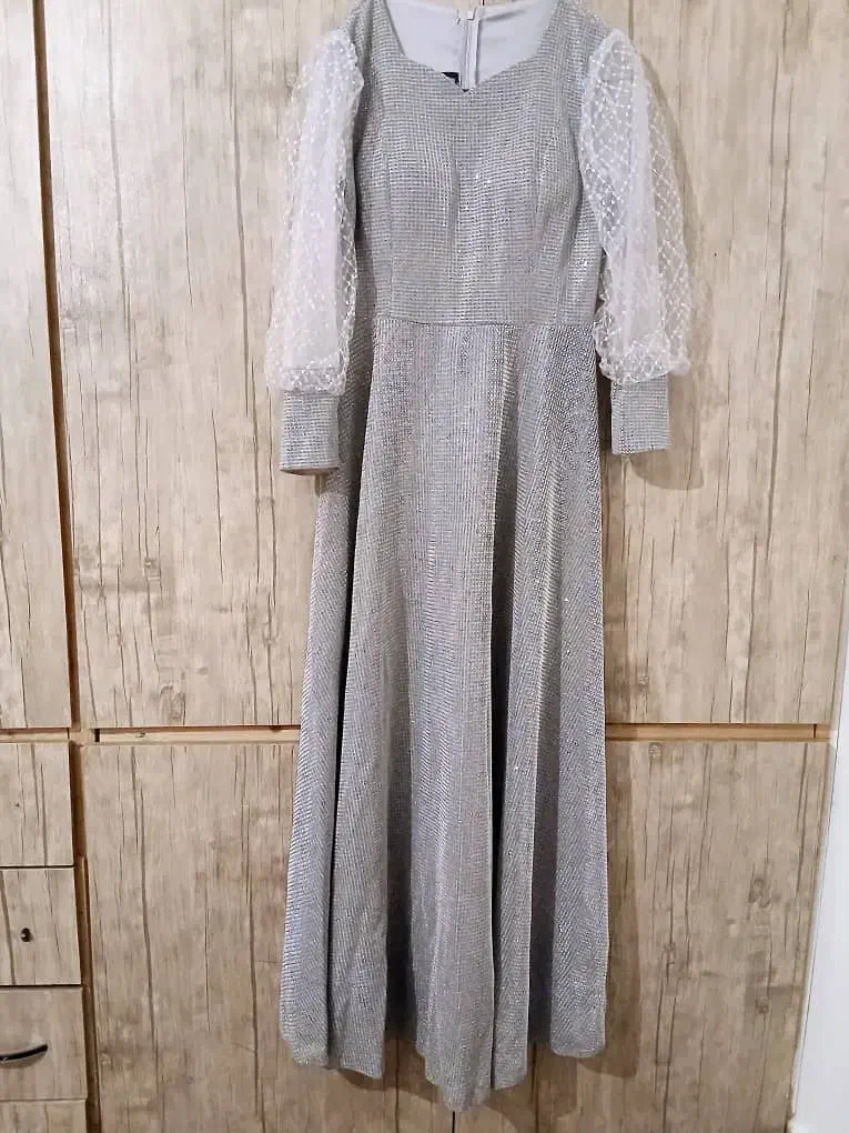 لباس مجلسی|لباس|ایوانکی, |دیوار