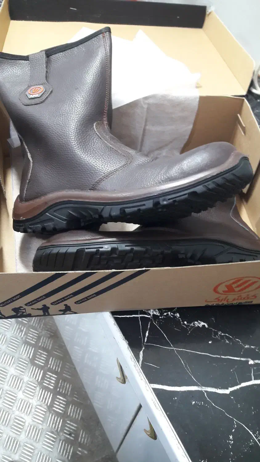 کفش ساق ارگ|کیف، کفش، کمربند|اصفهان, فرودگاه شهید بهشتی|دیوار