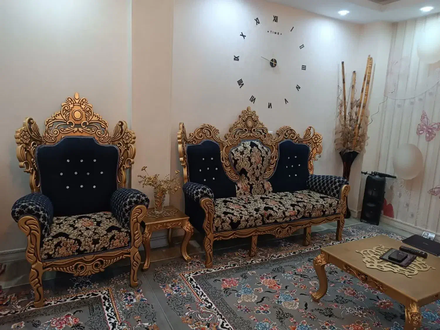 فروش مبل سلطنتی ۷ نفره|مبلمان خانگی و میز عسلی|پرند, فاز ۲|دیوار