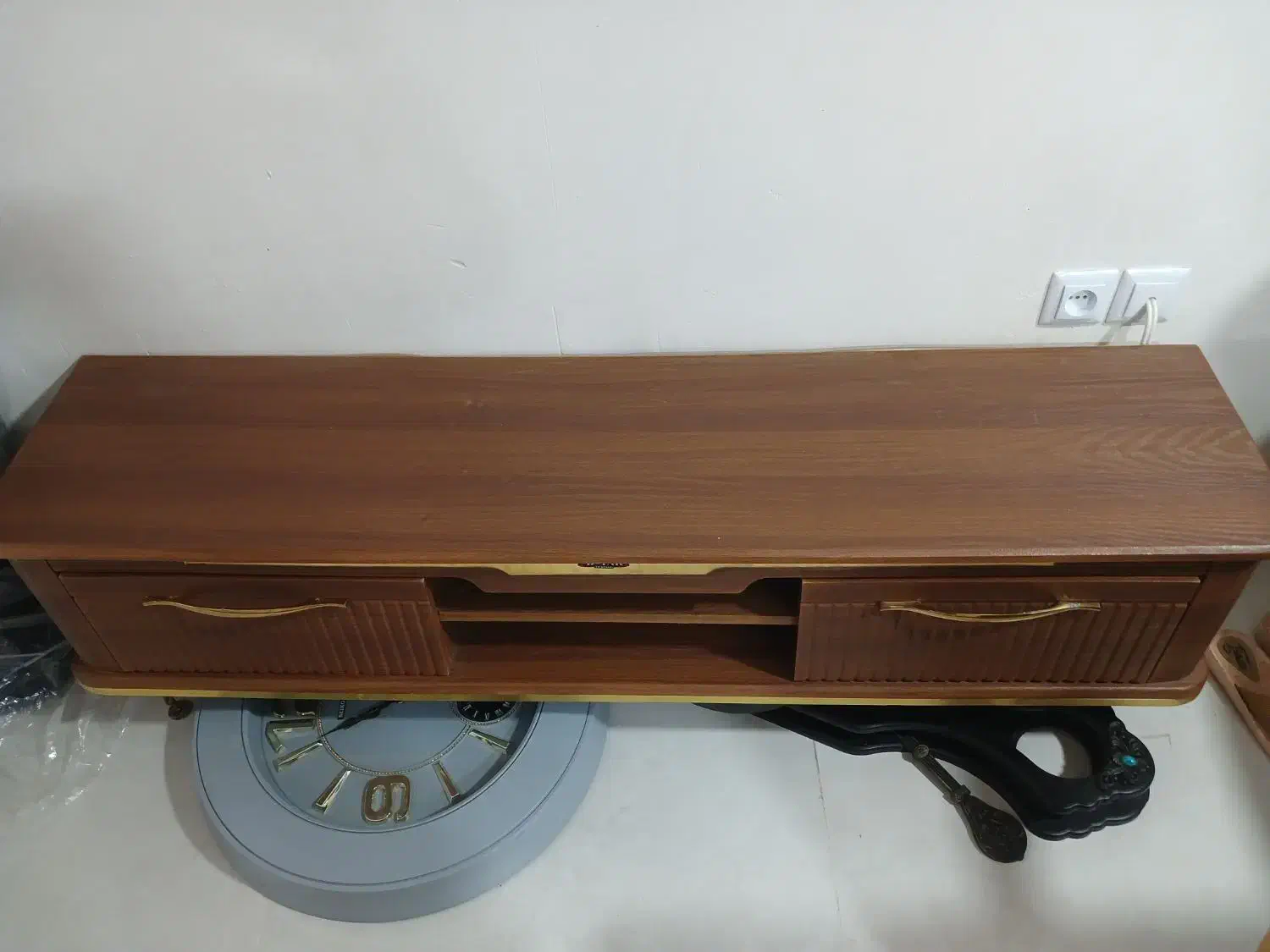 میز تلوزیون رنگ چوب کاملا سالم و نو|میز تلویزیون|خشکبیجار, |دیوار