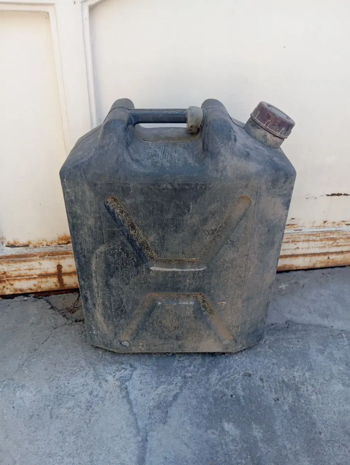 گالن بیست لیتری سوخت|ظروف نگهدارنده، پلاستیکی، یکبارمصرف|تبریز, |دیوار