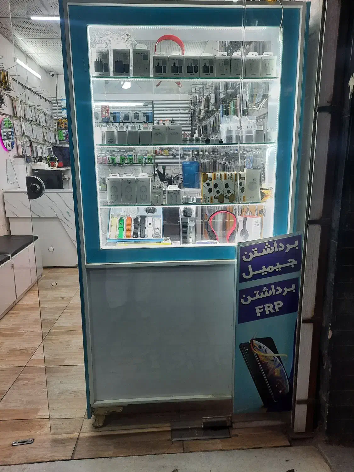 فروش ویترین مغازه موبایل در حد نو|صنایع دستی و سایر لوازم تزئینی|زاهدان, |دیوار