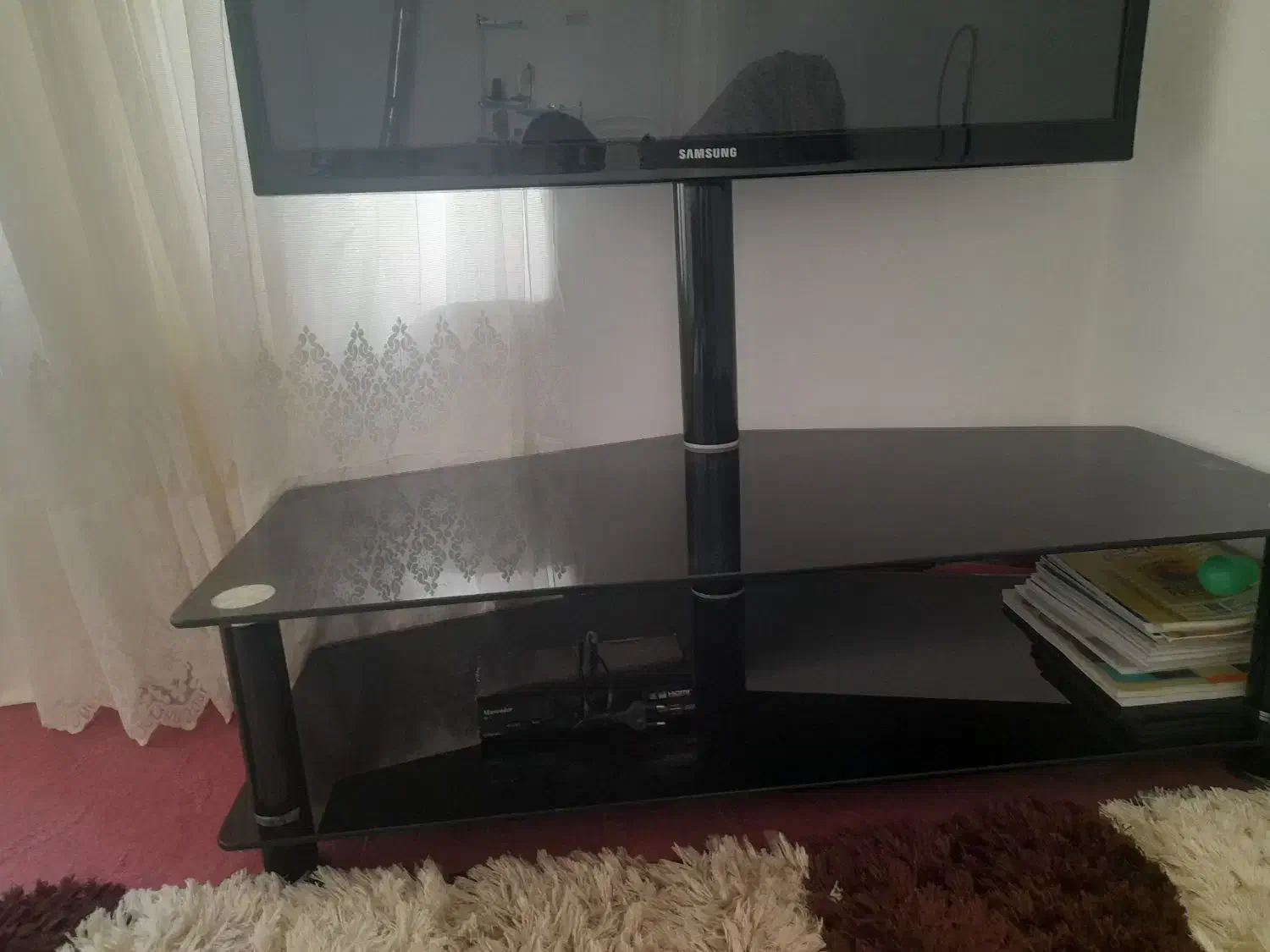 میز تلویزیون شیشه.ی پایه دار|میز تلویزیون|سقز, |دیوار