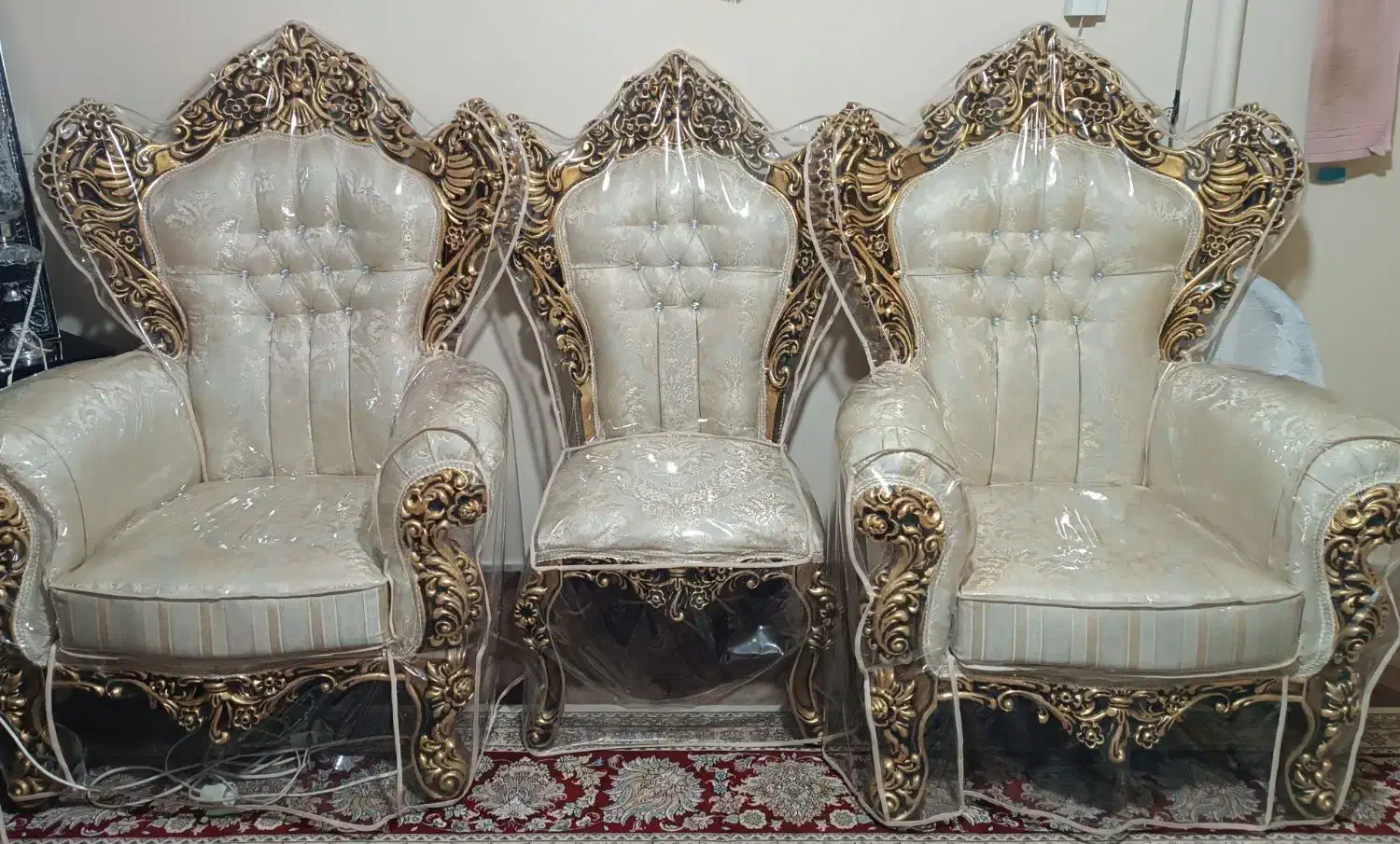 مبل 9 نفره سلطنتی همراه عسلی|مبلمان خانگی و میز عسلی|هرسین, |دیوار