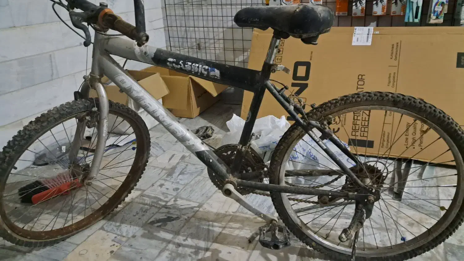 دوچرخه|دوچرخه، اسکیت، اسکوتر|قم, قلعه کامکار|دیوار