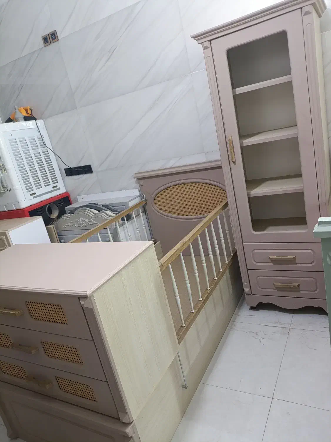 ویترین و تخت نوزاد نوجوان دو منظوره حصیری سیسمونی|تخت و صندلی بچه|مشهد, شهرک امام هادی (شهرک غرب)|دیوار