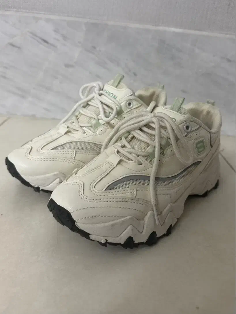 کتونی نو استفاده نشده|کیف، کفش، کمربند|قم, سراجه (۱۵ خرداد)|دیوار