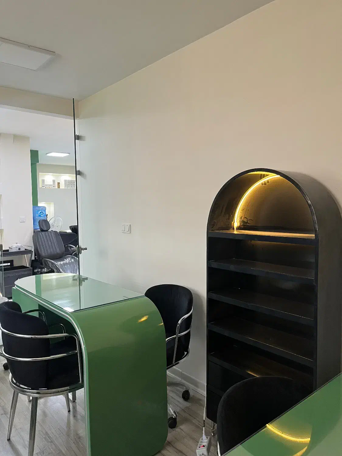 اجاره میزناخن تخت مژه صندلی در سالن زیبایی|اجارهٔ دفتر کار، اتاق اداری، مطب|تهران, توحید|دیوار