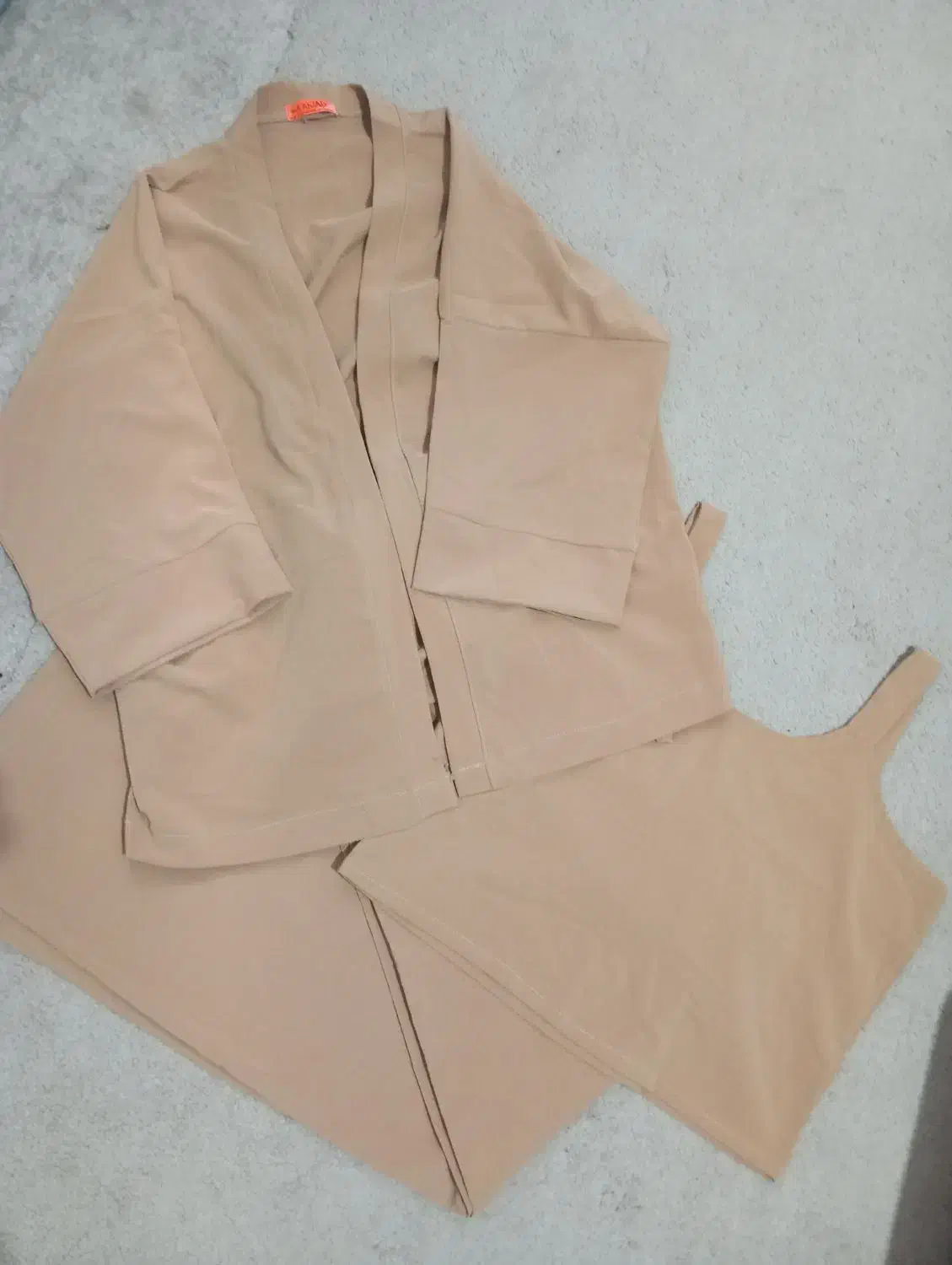 تعدادی لباس|لباس|ایلام, |دیوار