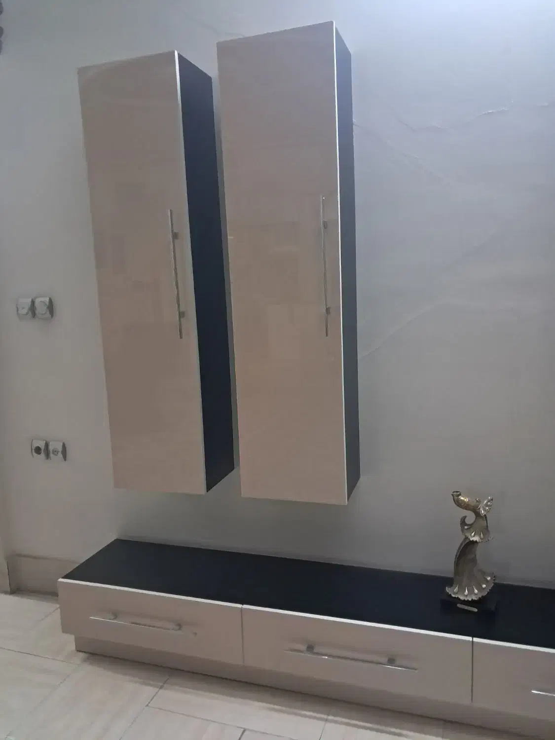 میز تی وی|میز تلویزیون|نیشابور, دارایی|دیوار