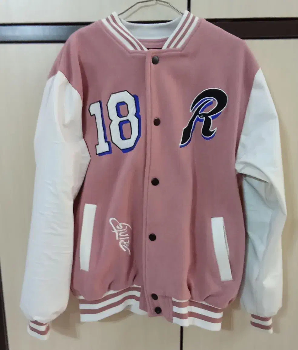 کاپشن|لباس|تهران, دبستان|دیوار