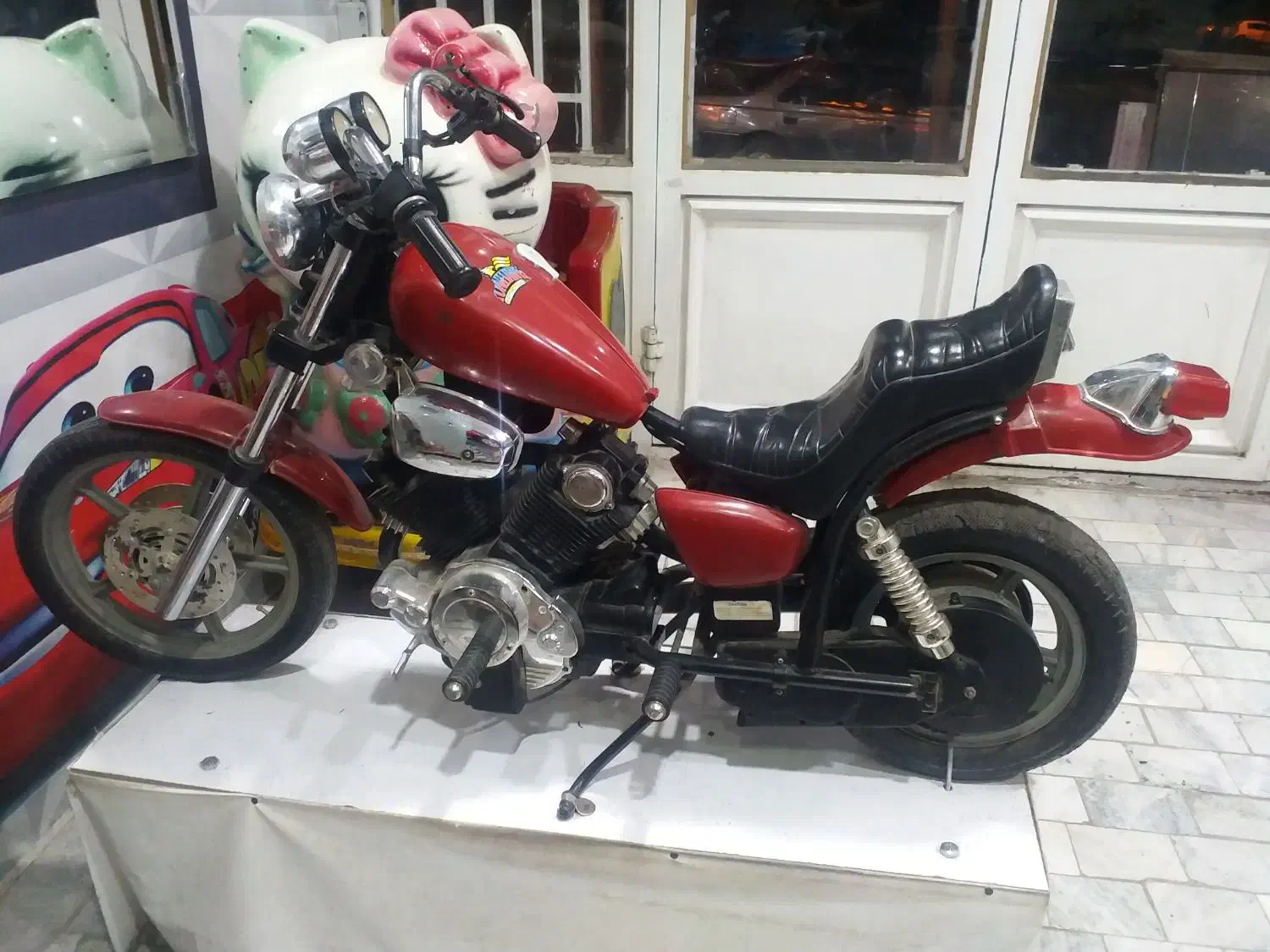 تکان دهنده|اسباب‌‌بازی|ری, بی‌بی شهر بانو|دیوار