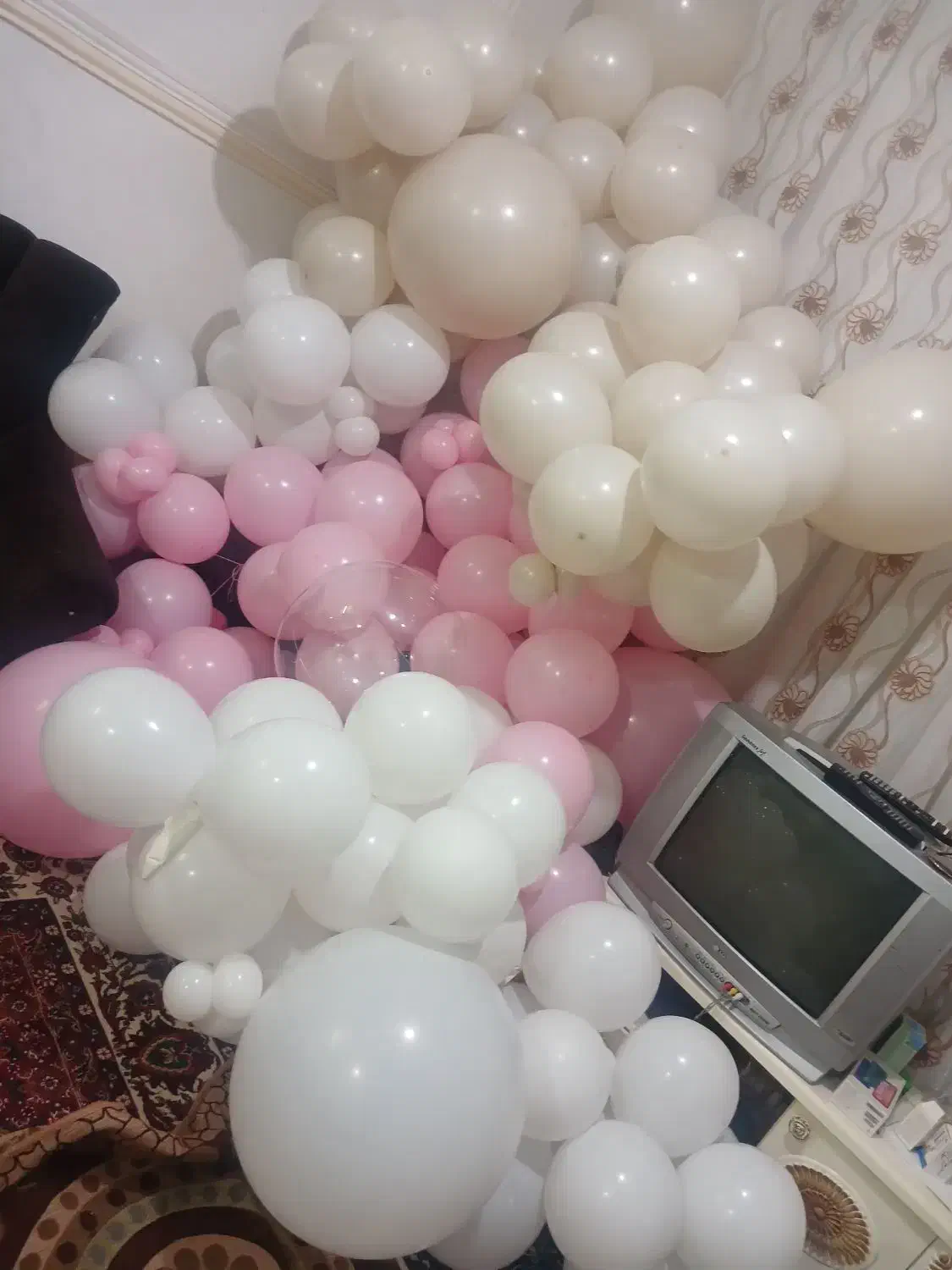 بادکنک|اسباببازی|میانه, |دیوار