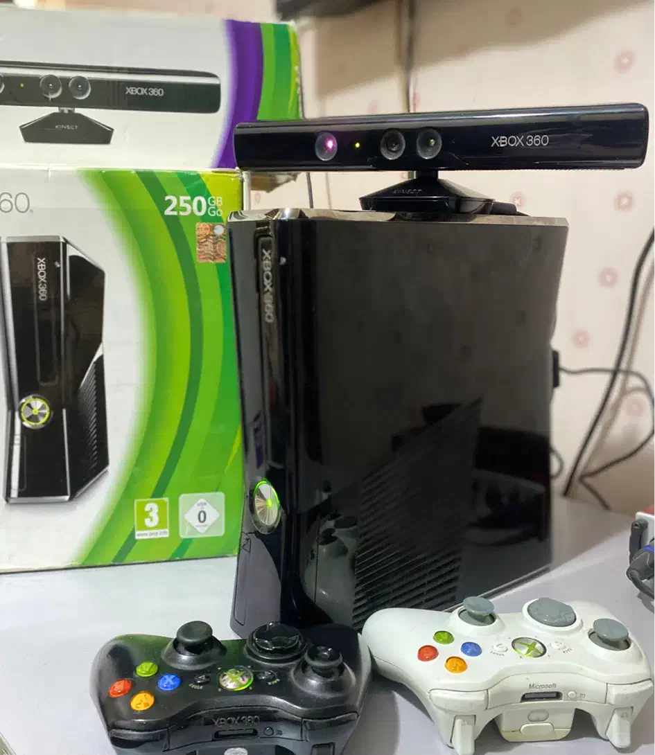 XBOX 360 slim دو دسته|کنسول، بازی ویدئویی و آنلاین|کرج, شهرک بنفشه|دیوار