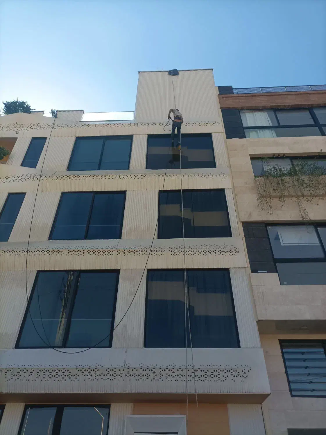 کار در ارتفاع عایق پیچ رولپلاک سنگ کنیتکس نانو|خدمات پیشه و مهارت|جم, |دیوار