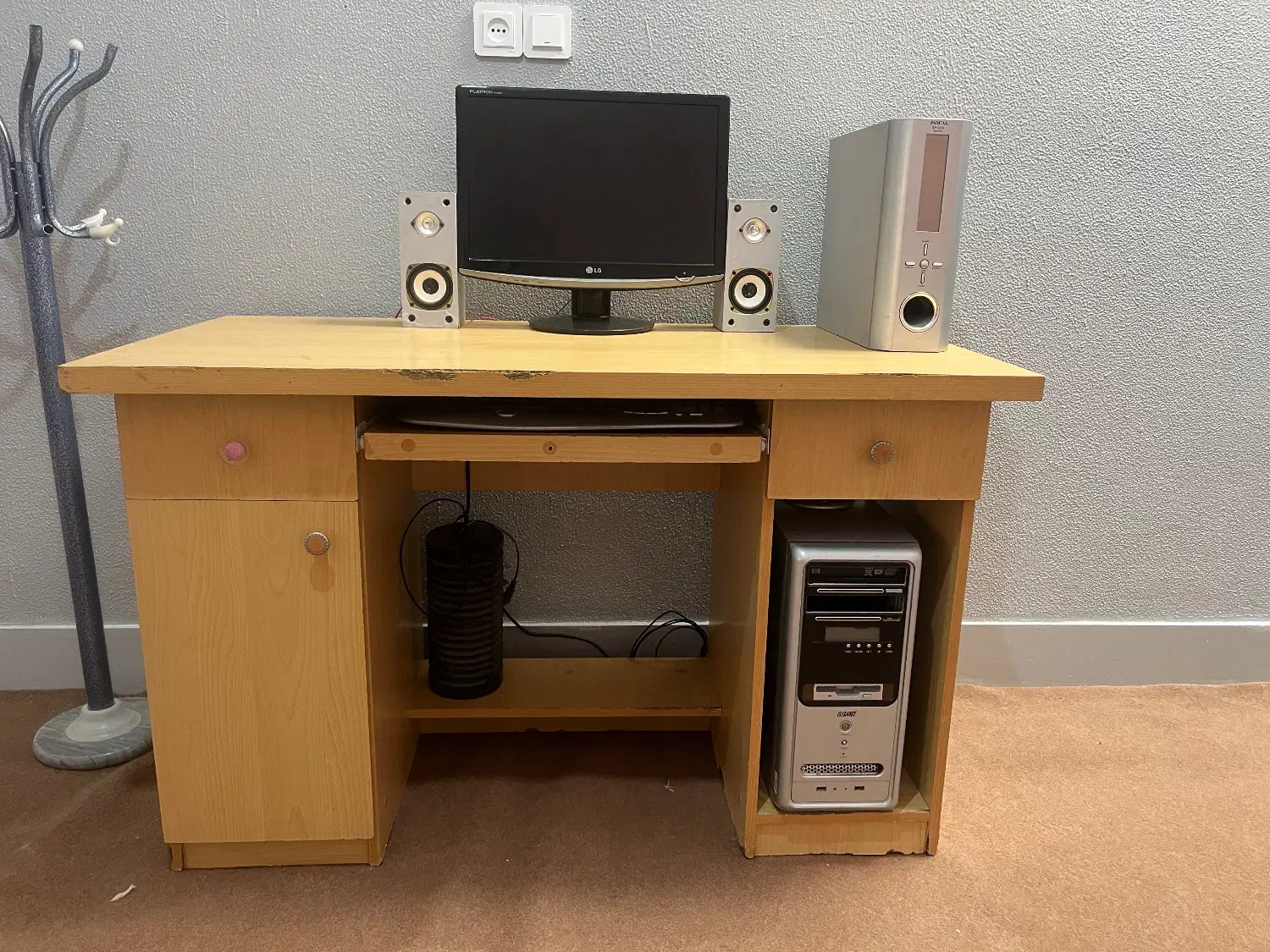 میز کامپیوتر|میز تحریر و کامپیوتر|شاهینشهر, گزبرخوار|دیوار