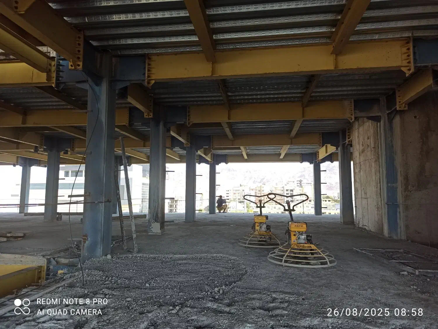 بتن ریزی کف با ماله پروانه به صورت شیشهای|خدمات پیشه و مهارت|رشت, جماران|دیوار