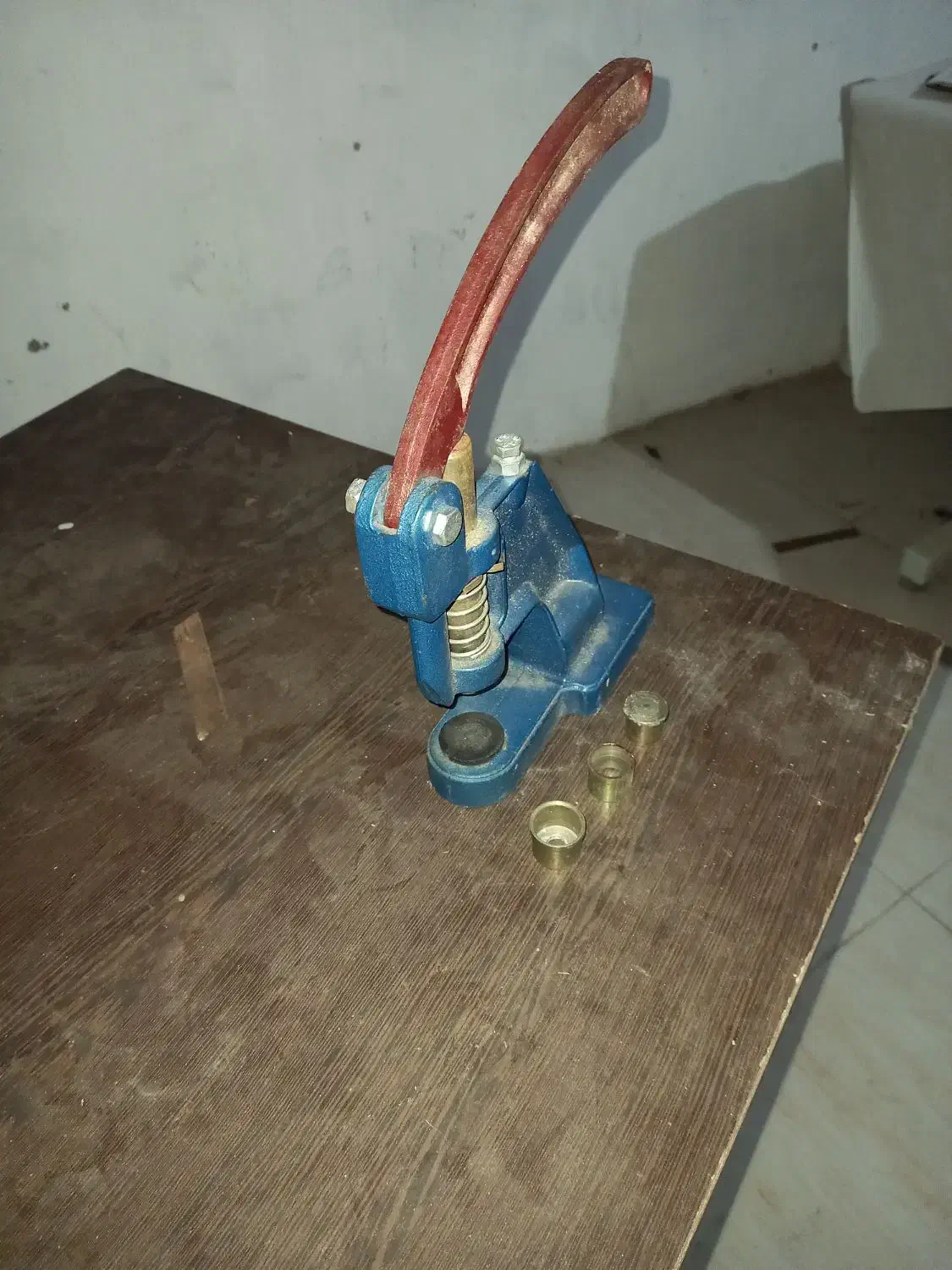 دکمه زن سالم|لوازم خیاطی و بافتنی|خشکبیجار, |دیوار