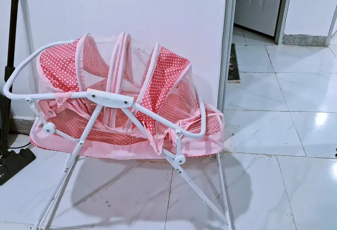 گهواره چرخ دار بچگونه|تخت و صندلی بچه|ایذه, |دیوار