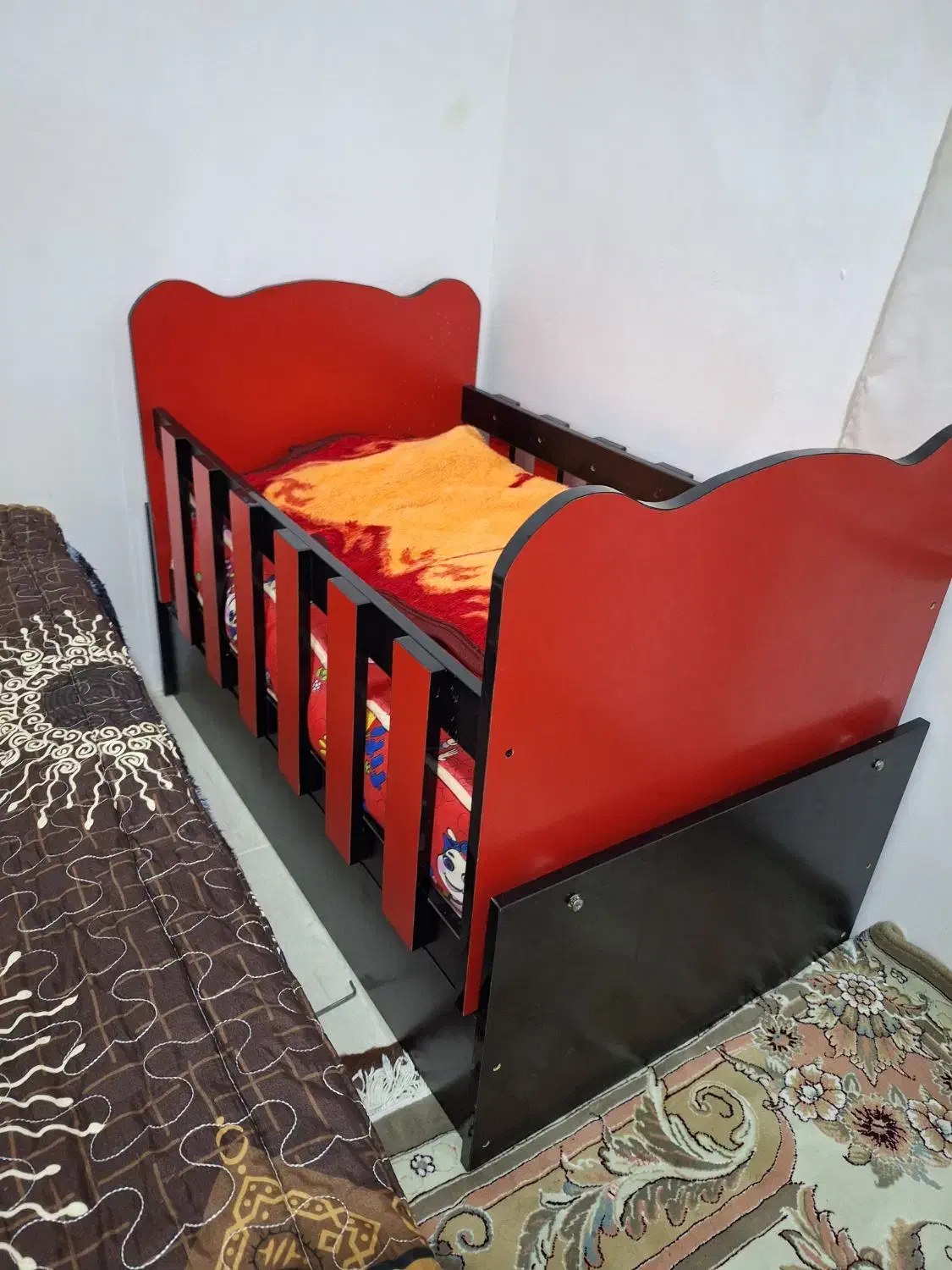 تخت نوزاد|تخت و صندلی بچه|قروه, |دیوار