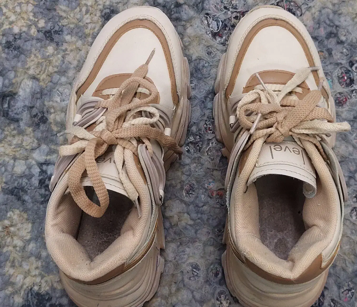 کفش|کیف، کفش، کمربند|فولادشهر, B8|دیوار