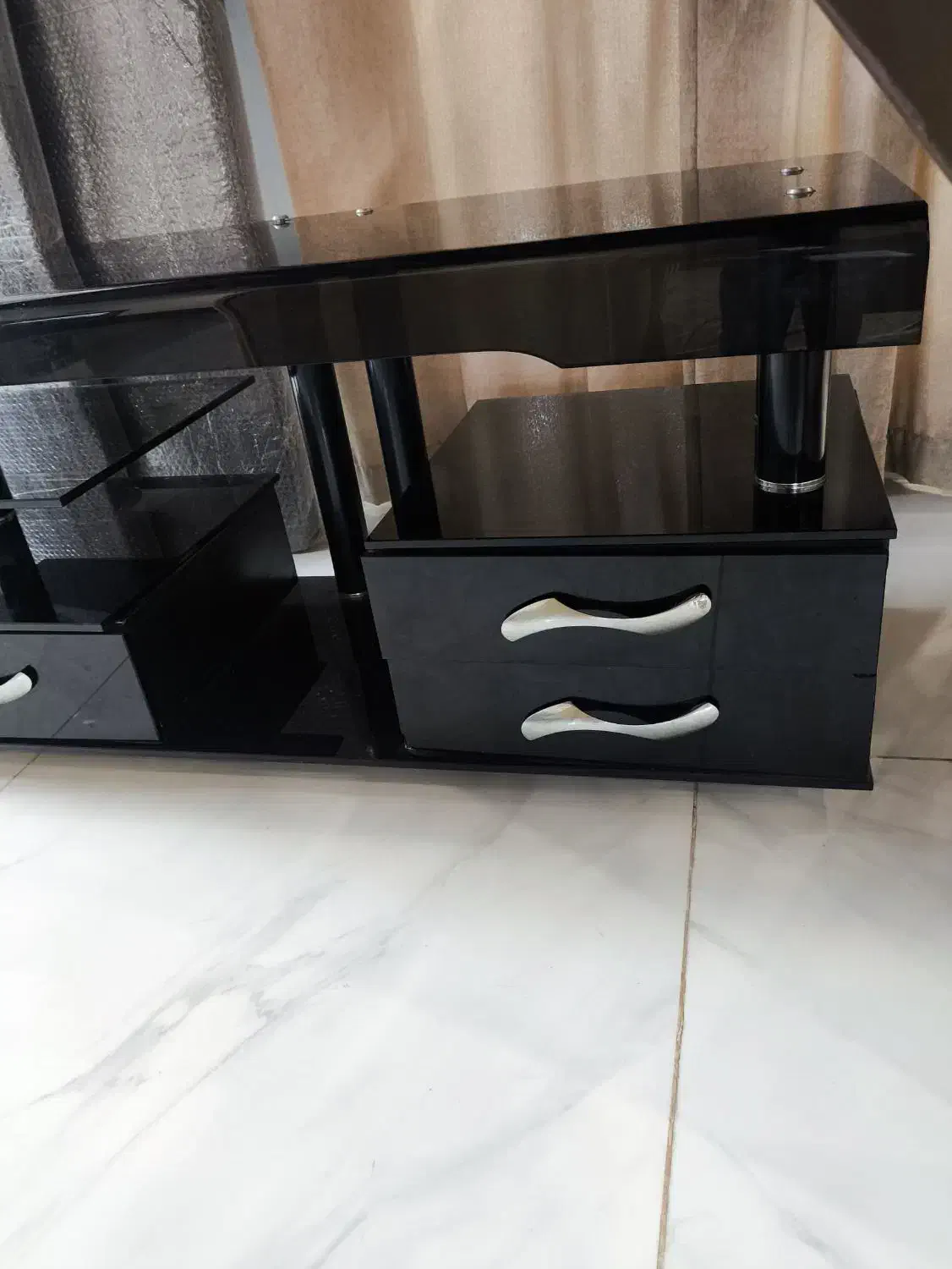 میز تلویزیون شیشه ای تمیز و سالم|میز تلویزیون|هچیرود, |دیوار