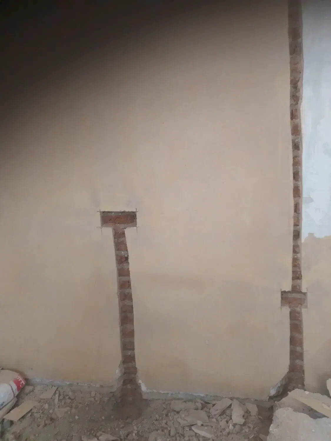 کند کاری سیم کشی و لوله کشی و سورخ کاری|خدمات پیشه و مهارت|ارومیه, |دیوار