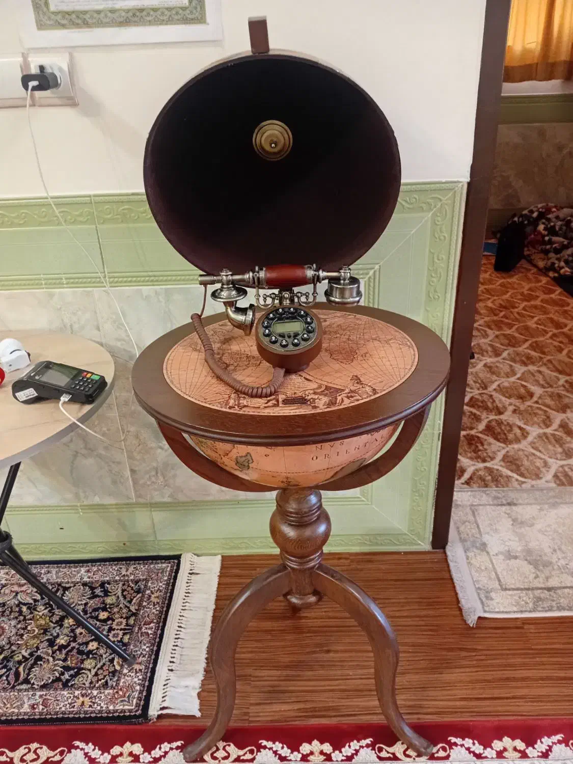 تلفن بسبک کره جغرافیایی|میز تلفن|شهرکرد, |دیوار