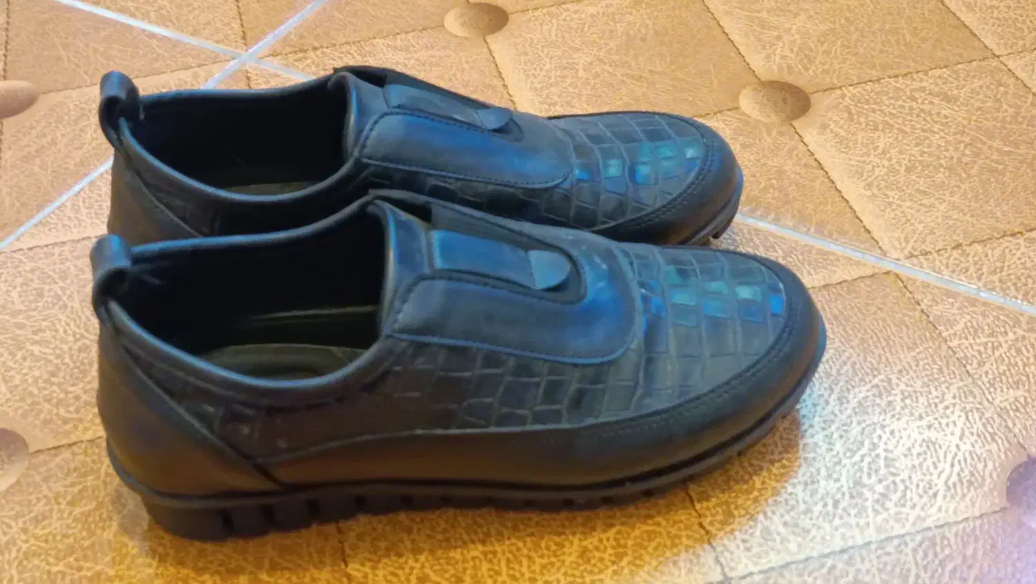 کفش|کیف، کفش، کمربند|شاهین دژ, |دیوار