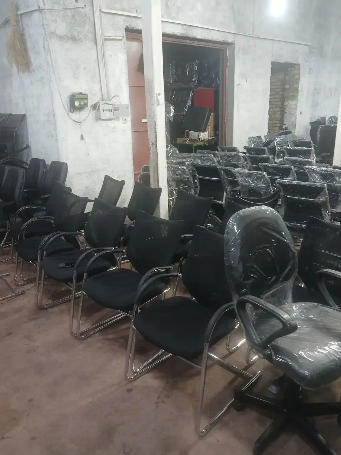 تعداد ۱۳۰۰ عدد صندلی اداری مارک برند که مزایده|صندلی و نیمکت|مشهد, تلگرد|دیوار