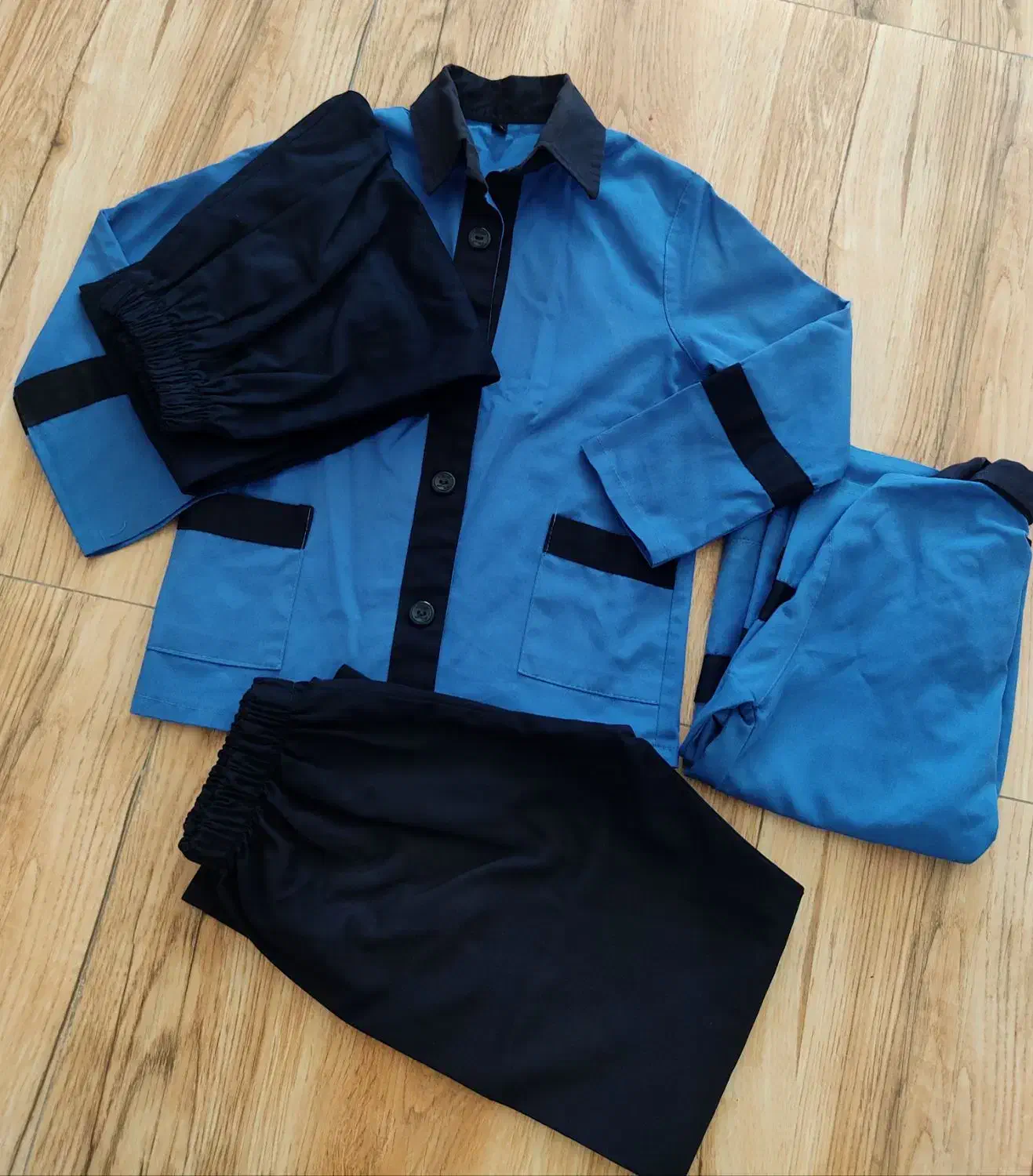 تعدادی لباس مدرسه و کیف|کفش و لباس بچه|میانه, |دیوار