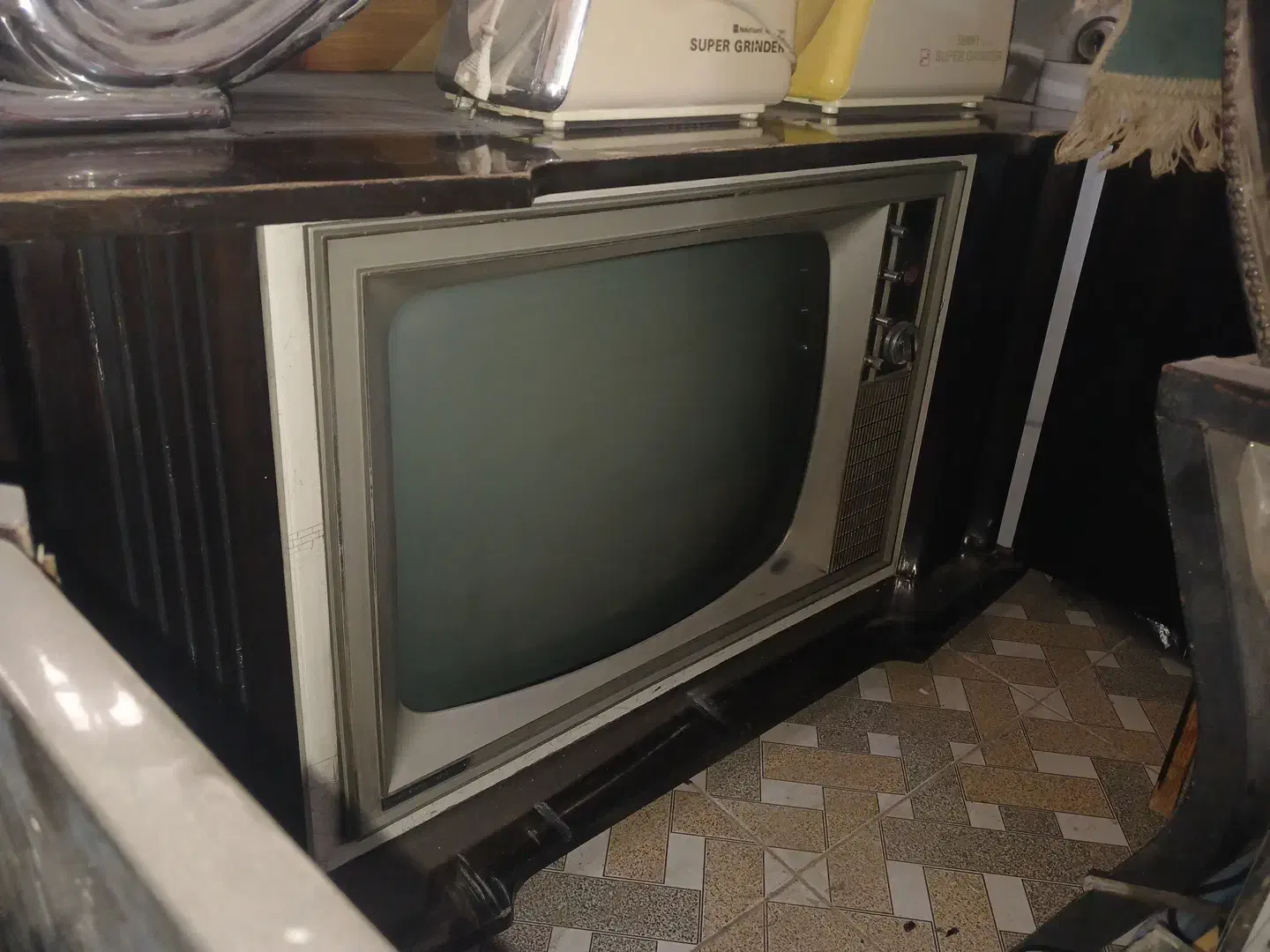 تلویزیون کمدی عتیقه|کلکسیون اشیاء عتیقه|تربت‌حیدریه, حاجی یار‎|دیوار